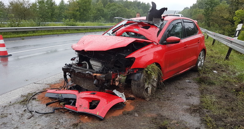 A44: Unfall auf regennasser Fahrbahn – Fahrer leicht verletzt