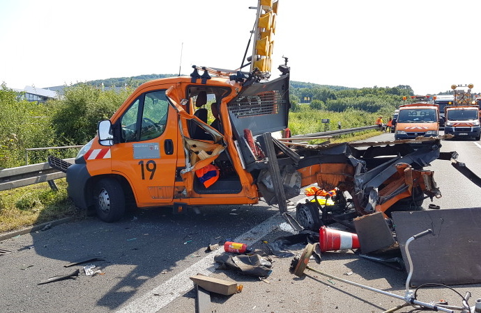 LKW rast in Absperrfahrzeug auf A7 bei Malsfeld