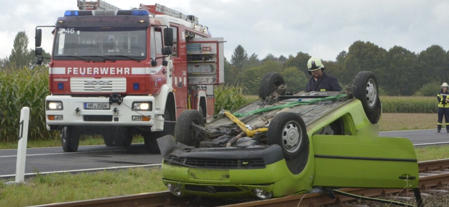 Überschlagen und auf Gleisen gelandet