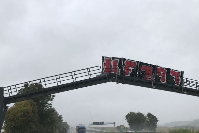A5: LKW bleibt an Schilderbrücke hängen – Einsturzgefahr
