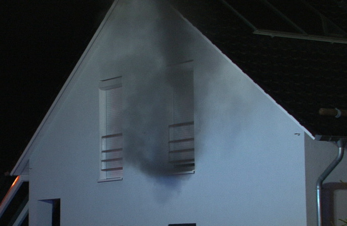 WOH: Küchenbrand macht Wohnhaus unbewohnbar – 100.000 Euro Sachschaden WOH: Küchenbrand macht Wohnhaus unbewohnbar – 100.000 Euro Sachschaden