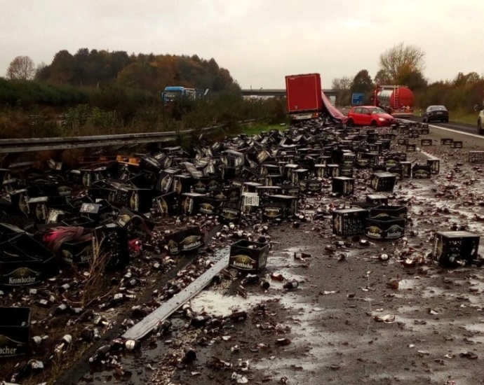 Mittelhessen: 1.500 Bier-Kisten nach Unfall auf Autobahn verteilt