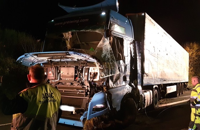 A7: Feuerwehr befreit Fahrer aus LKW