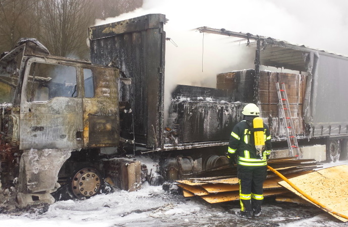 LKW mit 22 Tonnen Sperrholz brannte auf A7