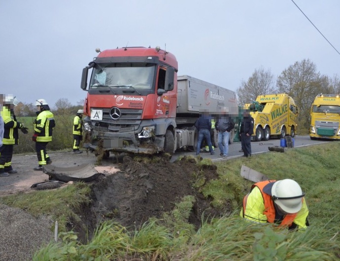LKW-Unfall: 27 Tonnen Kies verteilen sich auf Fahrbahn