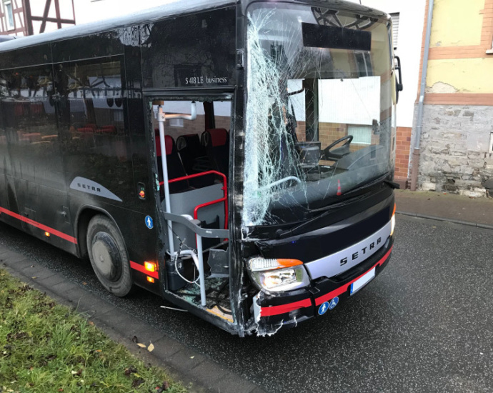 Marburg: Bus prallt gegen Laterne und Hauswand