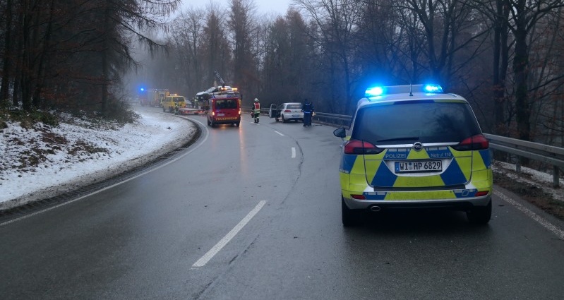 LKW-Anhänger geriet in den Gegenverkehr – Zwei Verletzte LKW-Anhänger geriet in den Gegenverkehr – Zwei Verletzte