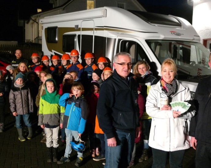 Gewerbebetrieb spendet 550 Euro für die Jugendfeuerwehr