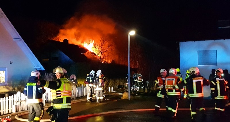 Brand in der Silvesternacht – Drei Feuerwehrleute verletzt Brand in der Silvesternacht – Drei Feuerwehrleute verletzt