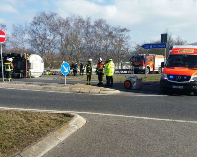 LKW Unfall – Silozug mit Rapsöl kippt in Auffahrt um
