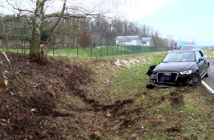 PKW ohne Zulassung – 55-Jähriger bei Alleinunfall schwer verletzt