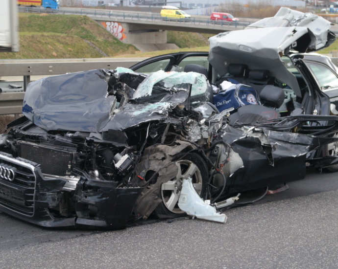 A7: PKW unter LKW – Fahrer lebensbedrohlich verletzt
