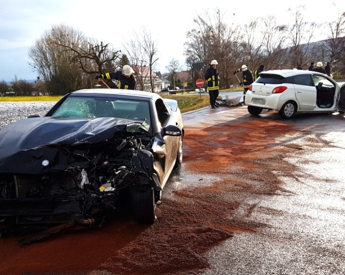 Niederlistingen: Drei Verletzte nach Unfall auf B7