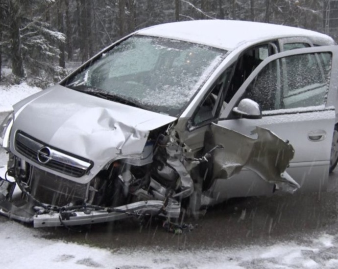 Glätteunfall auf B 253 bei Lölbach