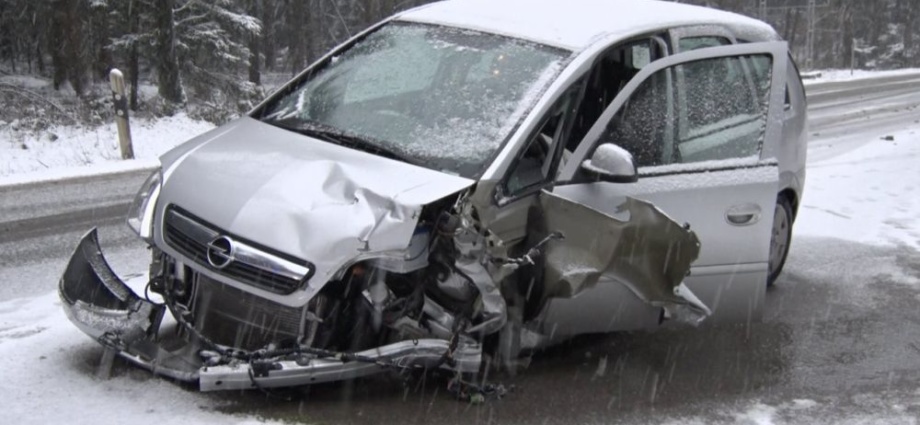 Glätteunfall auf B 253 bei Lölbach