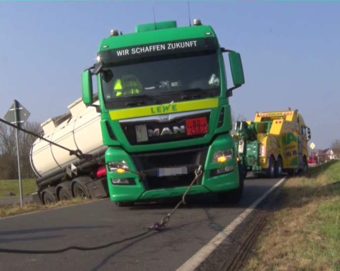 Gefahrgut-Lkw festgefahren