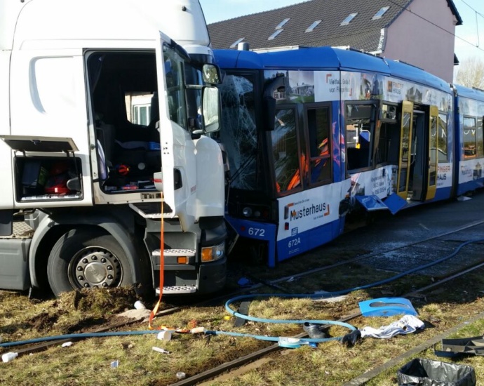 Schwerer Unfall mit Straßenbahn und LKW in Kassel