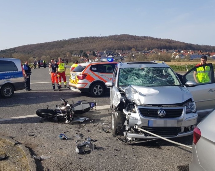 B254: 16-jähriger Motorradfahrer bei Unfall lebensbedrohlich verletzt