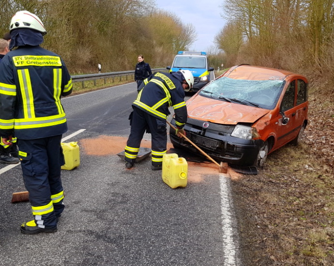 Alleinunfall bei Grebenstein – Fahrerin leicht verletzt