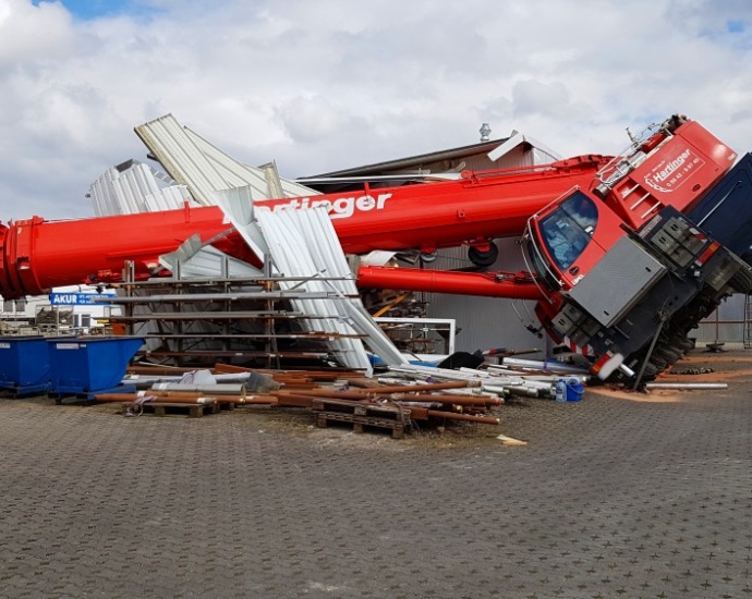 HOG: 135 Tonnen Kran stürzt auf Fabrikhalle