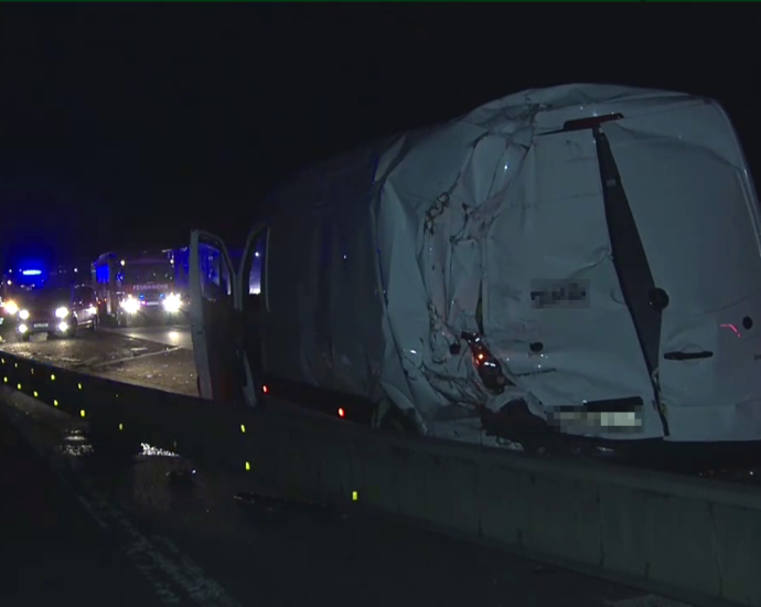 LKW kracht in Sprinter auf A7