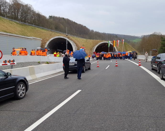 A44: Hunderte Zuschauer bei der Teilstück-Eröffnung dabei
