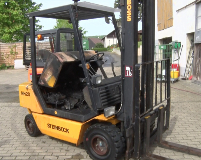 Gabelstapler brannte in Lagerhalle