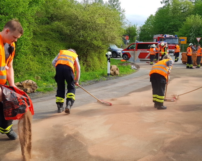 WOH: LKW reißt sich Tank auf – 500 Meter lange Dieselspur