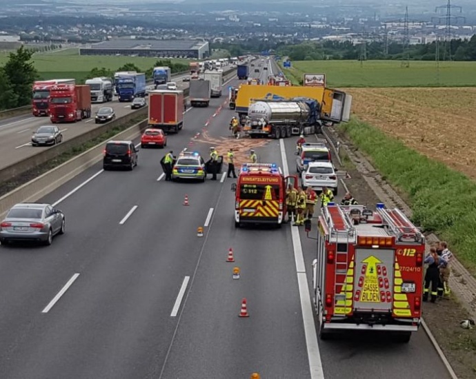 Schwerer LKW Unfall auf der A7 mit drei LKW Schwerer LKW Unfall auf der A7 mit drei LKW
