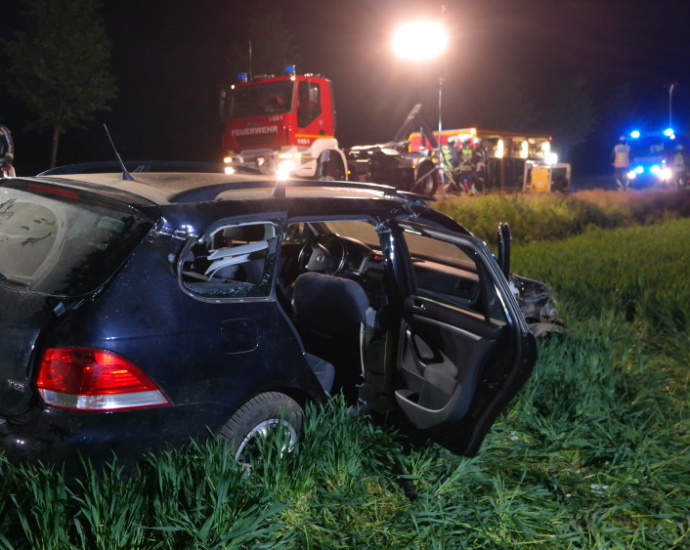 Schwerer Unfall bei Baunatal – Beifahrerin eingeklemmt Schwerer Unfall bei Baunatal – Beifahrerin eingeklemmt