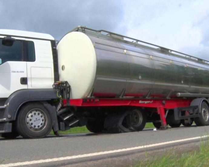 25.000 Liter Milch – Lkw-Anhänger löst sich während der Fahrt