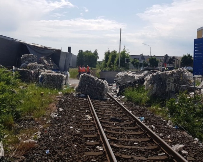 Bahnübergang: Regionalbahn durch LKW-Anhänger Bahnübergang: Regionalbahn durch LKW-Anhänger