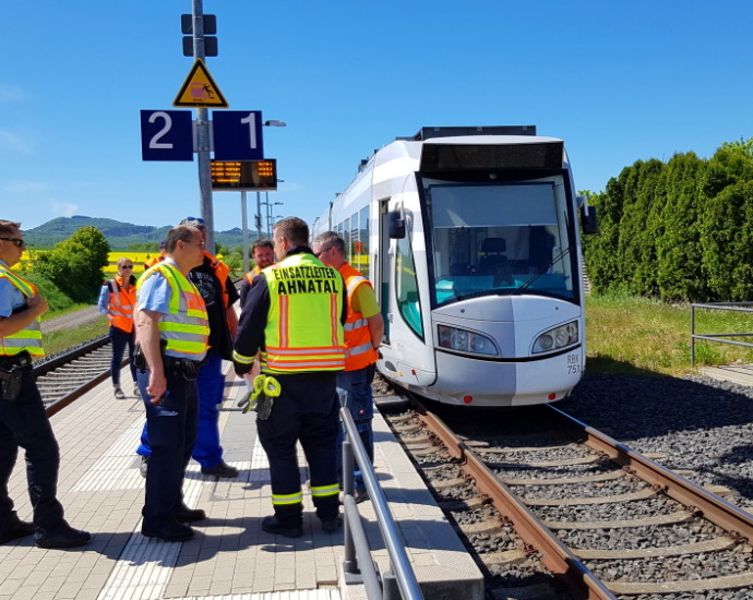 Defekte Regiotram im Bahnhof Heckershausen – Feuerwehreinsatz