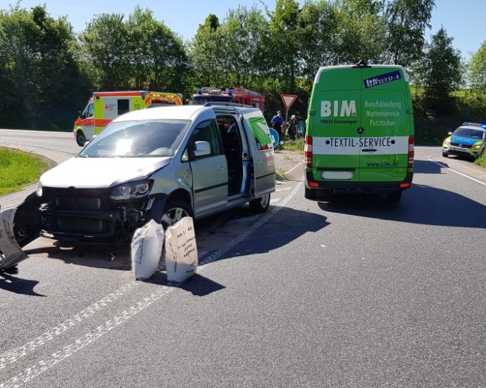 WOH: Unfall auf B251 – Fahrer leicht verletzt WOH: Unfall auf B251 – Fahrer leicht verletzt