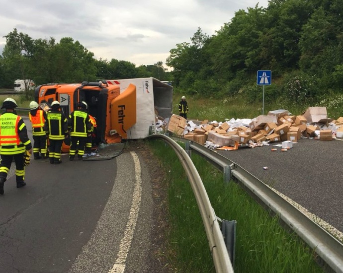 A7: LKW kippt in der Auffahrt um – Fahrer verletzt ins Krankenhaus