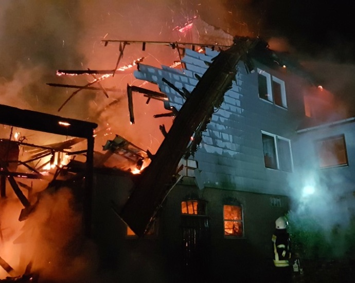 Scheune und Wohnhaus im Vollbrand