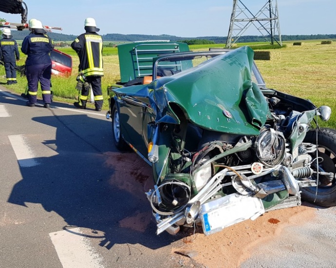 B485: Drei Verletzte nach Unfall mit Oldtimer – Mittelfinger an der Absperrung