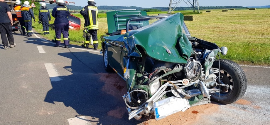 B485: Drei Verletzte nach Unfall mit Oldtimer – Mittelfinger an der Absperrung