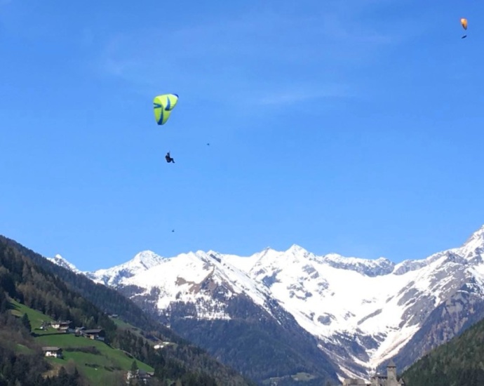 Mit dem Gleitschirm in den Bergen von Südtirol