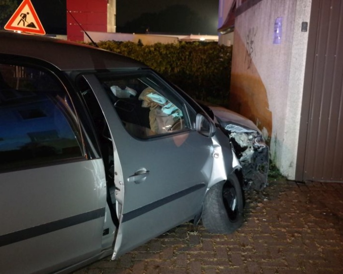 Betrunken mit PKW gegen Garage gefahren Betrunken mit PKW gegen Garage gefahren
