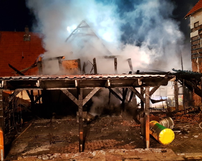 Über 100 Einsatzkräfte beim Brand in Vernawahlshausen im Einsatz