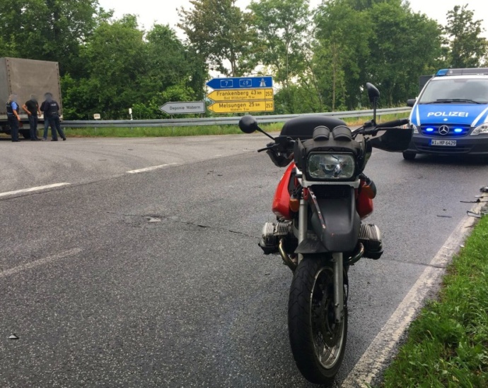 Zusammenstoß mit Transporter – Motorradfahrer verletzt ins Krankenhaus