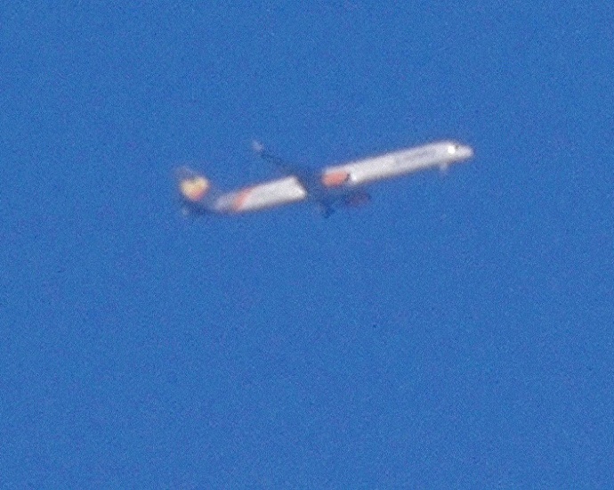 Condor Boeing dreht sieben (Warte-) Schleifen über dem Landkreis