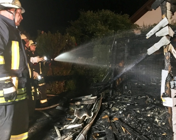 Gartenhütte brannte in Armsfeld