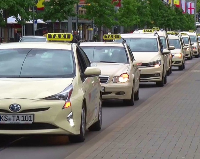 Protest gegen Minicars – Taxikonvoi in der Innenstadt