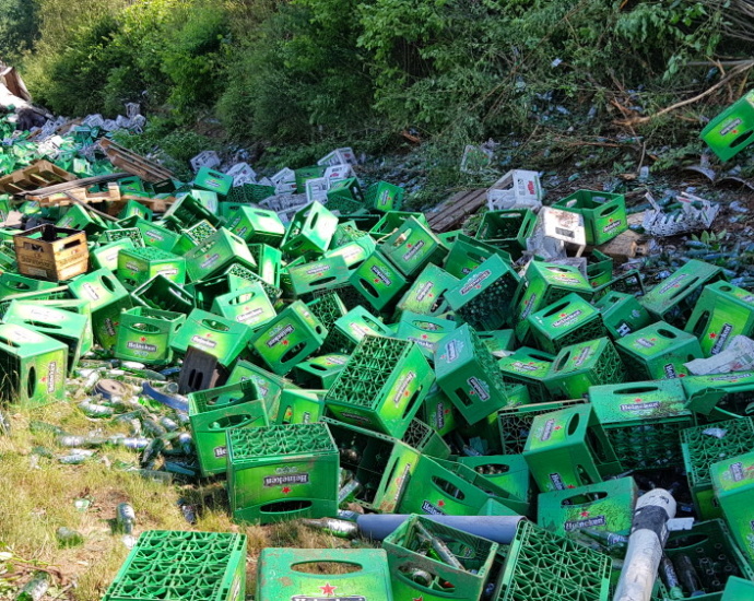 Leergut-LKW auf A7 verunglückt – Fahrer ins Krankenhaus