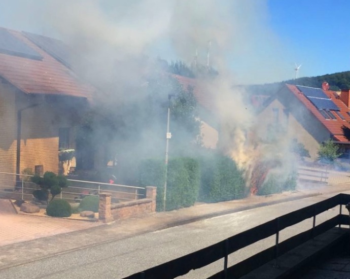 Hecke brannte in Breitenbach