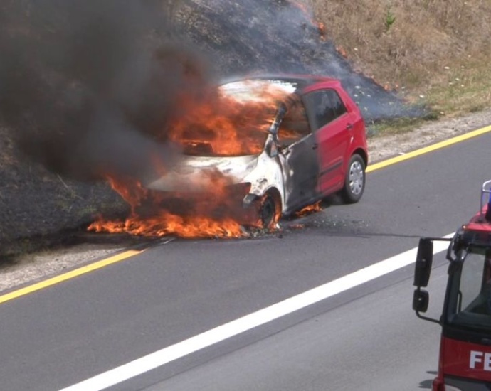 A44: PKW und Böschung brannte in der Baustelle