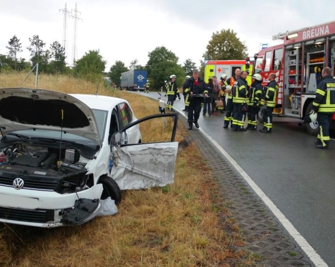 PKW streift LKW – Fahrerin verletzt ins Krankenhaus