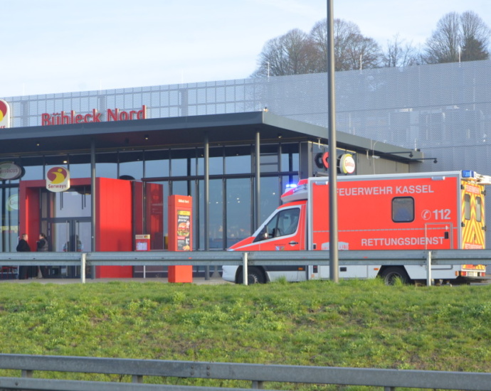 Spektakulär: Zwei LKW-Fahrer verhindern Flucht eines Tankbetrügers auf A44